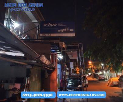 Memperkuat Citra Brand Dahua melalui Instalasi Neon Box di Toko CCTV Solo