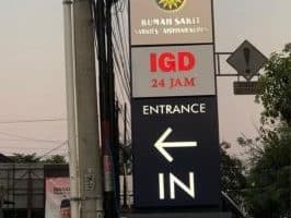 Jasa pembuatan pylon sign & totem sign berkualitas untuk bisnis, SPBU, perumahan, dan kawasan komersial. Desain, produksi & instalasi.