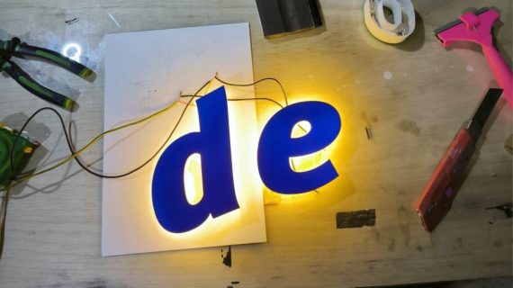 Huruf Timbul Akrilik untuk Branding Toko & Gedung | Centronik Advertising