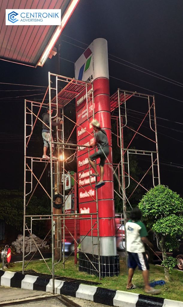 Jasa pembuatan pylon sign & totem sign berkualitas untuk bisnis, SPBU, perumahan, dan kawasan komersial. Desain, produksi & instalasi.