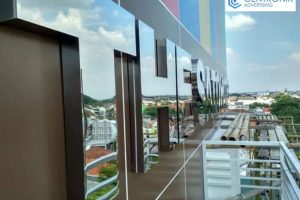Proyek Signage Hotel di Kudus – Huruf Timbul & Branding Gedung