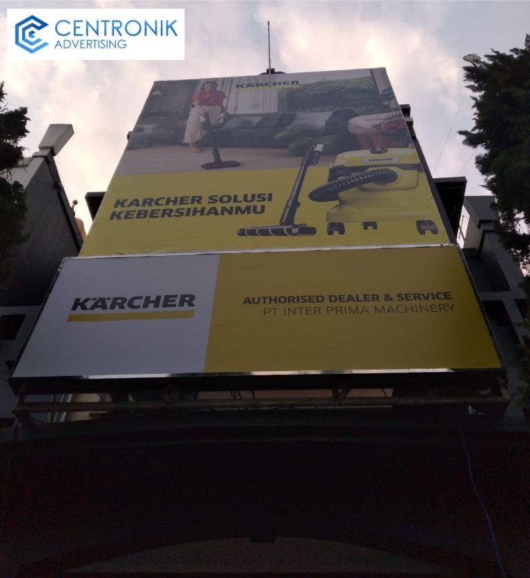 Proses pemasangan billboard toko oleh teknisi Centronik Advertising