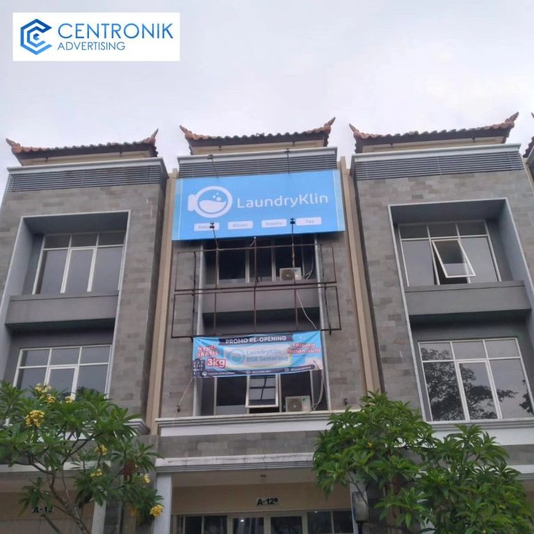pemasangan billboard toko di jalur pantura semarang