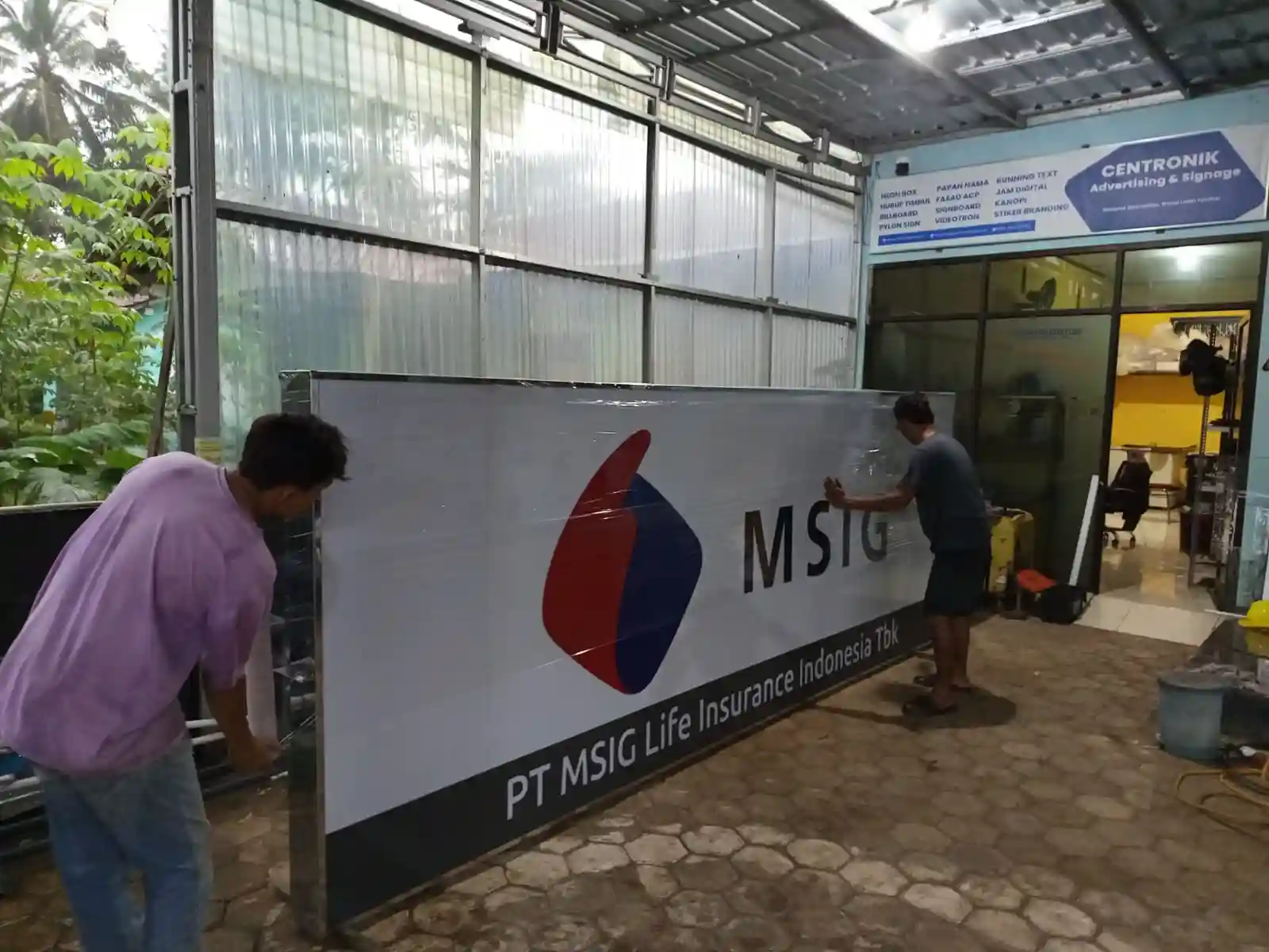 "Proses pembuatan neon box di workshop Centronik Advertising"