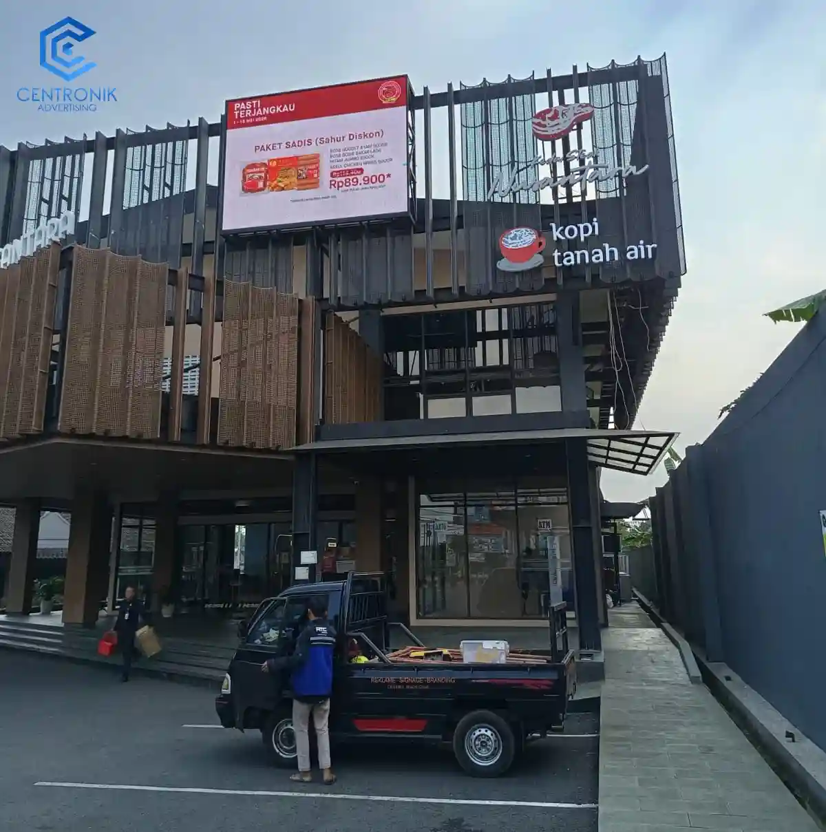 proses pemasangan huruf timbul Kopi Tanah Air