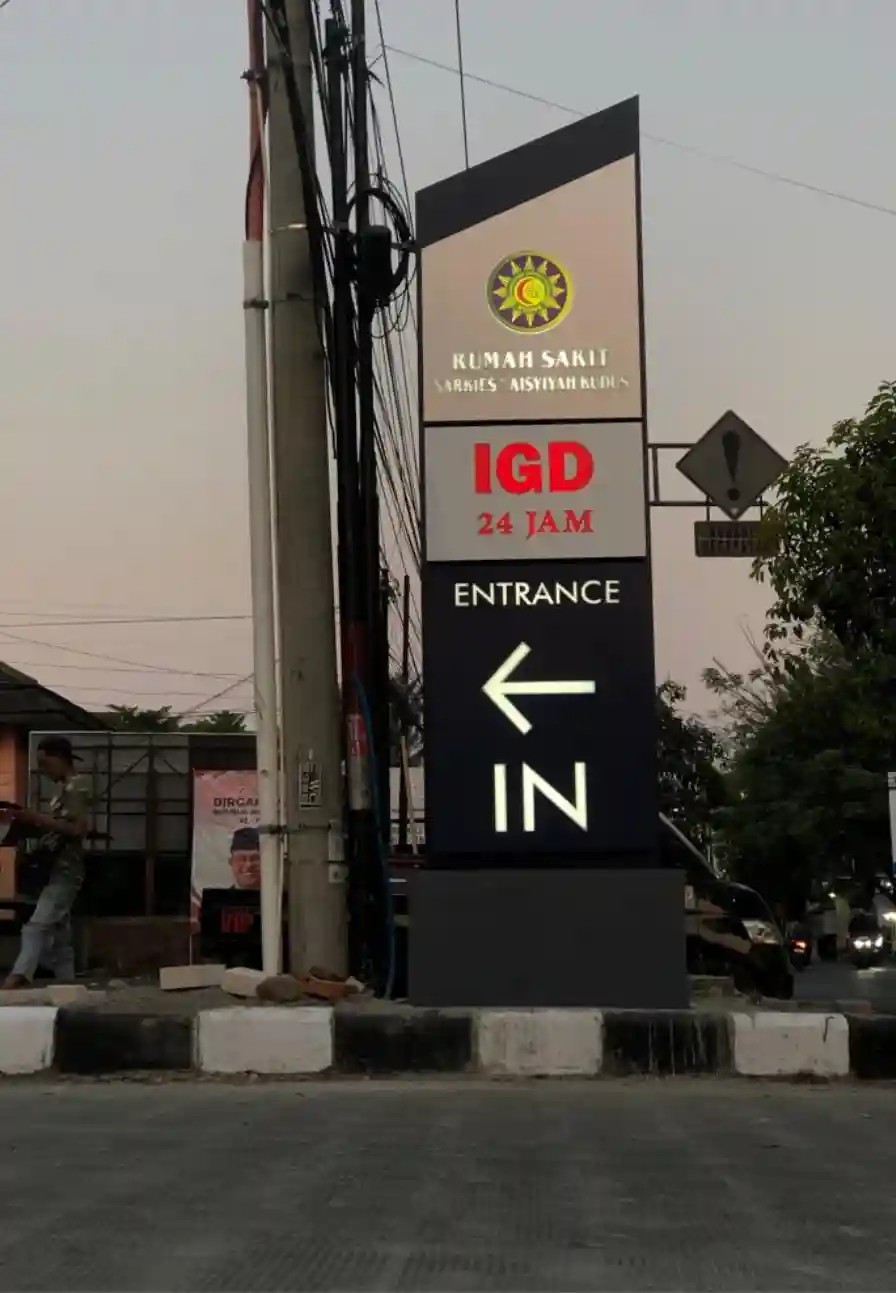 Project pylon sign rumah sakit di Kudus