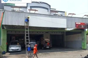 Pembongkaran Reklame ENEOS di Bengkel Jitu Motor | Portofolio Centronik Advertising