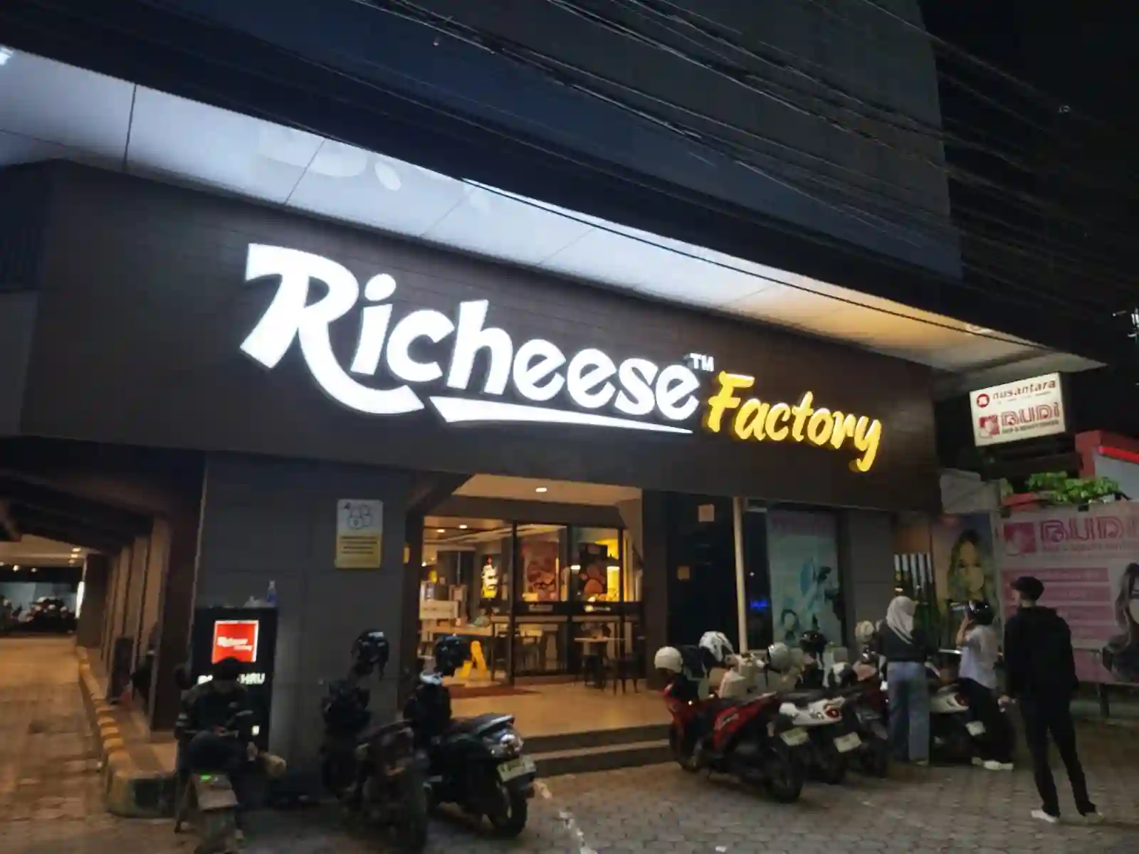 Perbaikan letter sign dan neon box Richeese Factory Purwokerto oleh tim Centronik Advertising