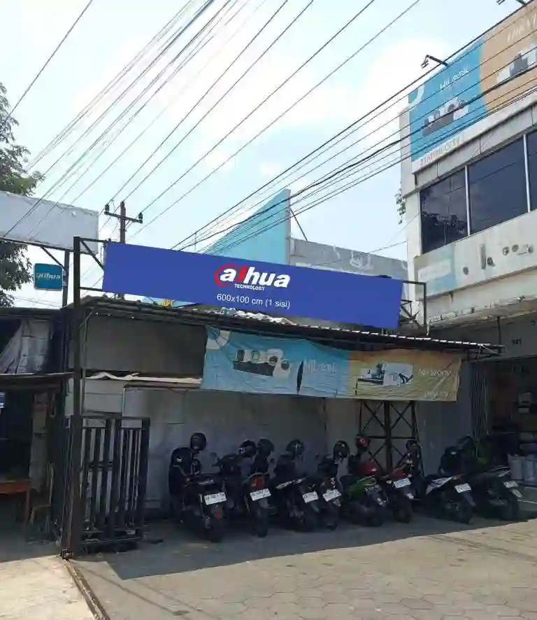 Survey lokasi pemasangan neon box Dahua Technology di Station CCTV Yogyakarta oleh tim Centronik Advertising
