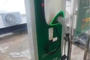 Pembuatan Standing Pylon Charge+ | Identitas Charging Station yang Mudah Dikenali