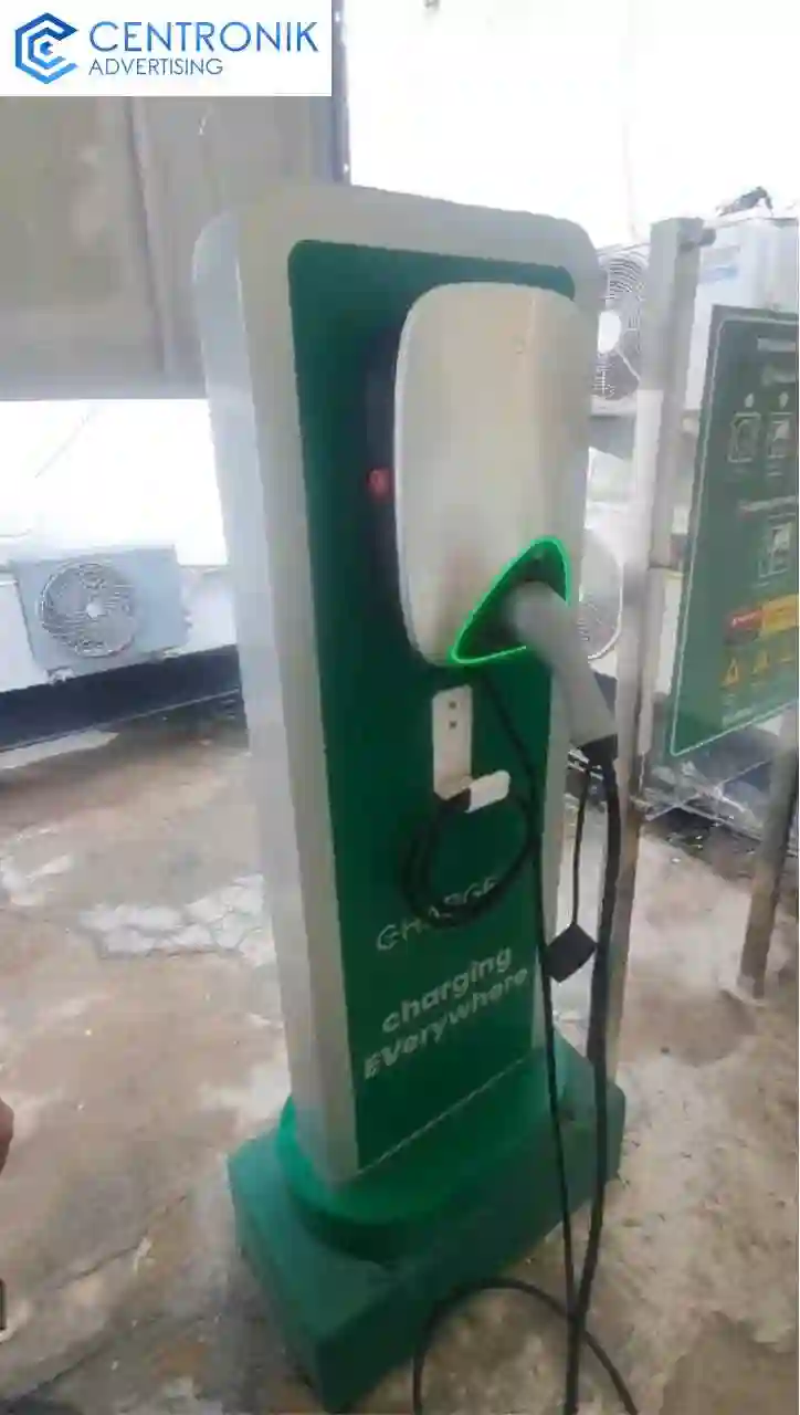 Standing pylon Charge Plus sebagai media identitas charging station kendaraan listrik